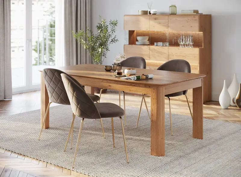 Tavolo in legno per 8 persone, con sedie imbottite e gambe dorate. Ideale per pranzi in famiglia.